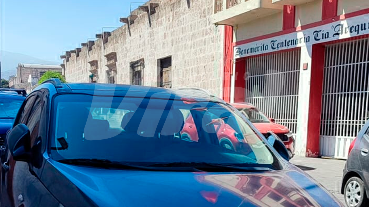 Vehículos estacionados bloquean salida de bomberos en calle Bolívar de Arequipa